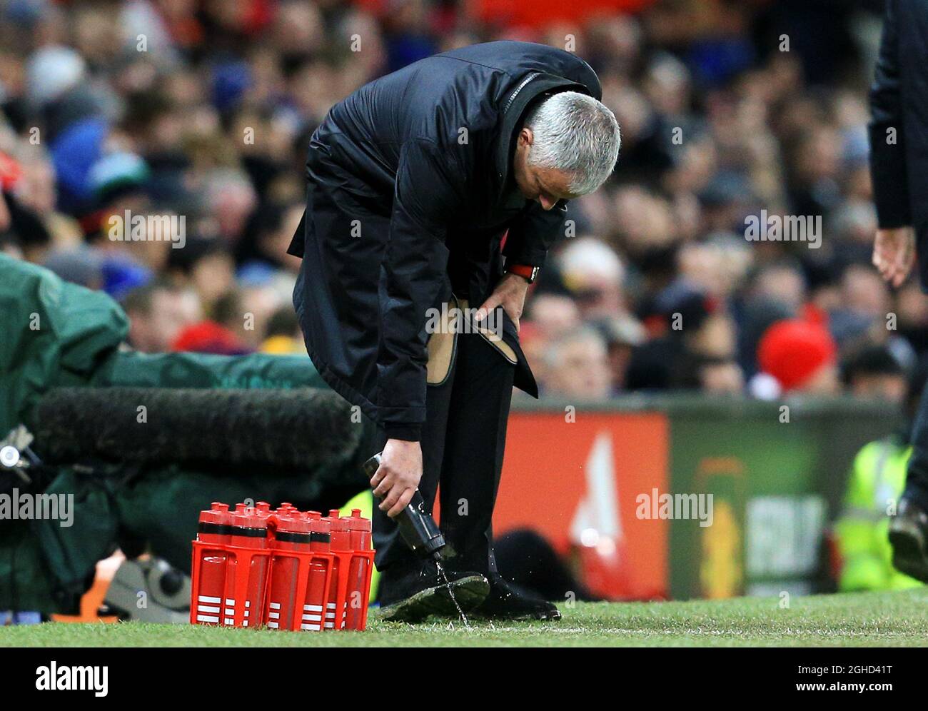 El gerente del Manchester United, José Mourinho, limpia sus zapatos con  agua de una botella durante el partido de la Premier League en Old  Trafford, Manchester. Fecha de la foto: 8th de