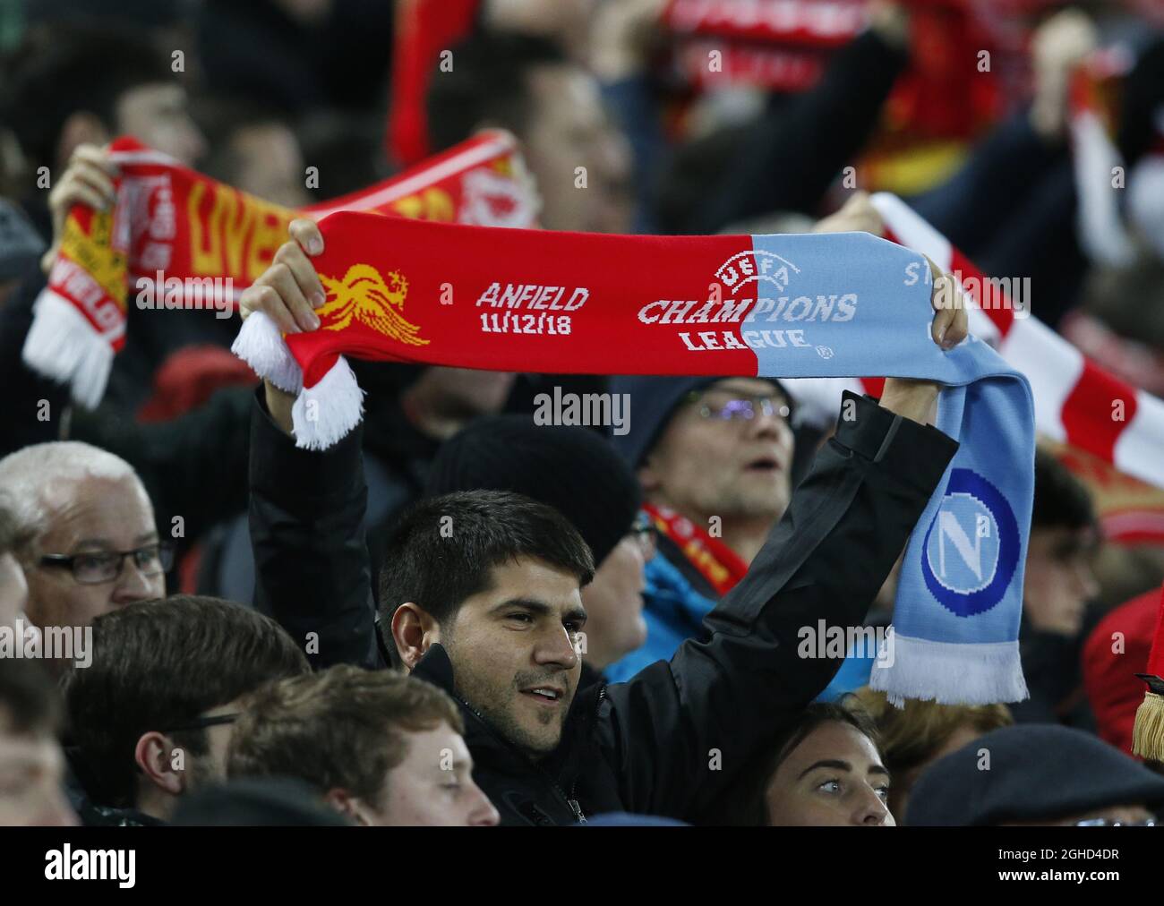 Los aficionados a Liverpool con bufandas durante el partido del grupo C de la UEFA en el estadio Anfield, Liverpool. Foto fecha 11th de diciembre 2018. El crédito de