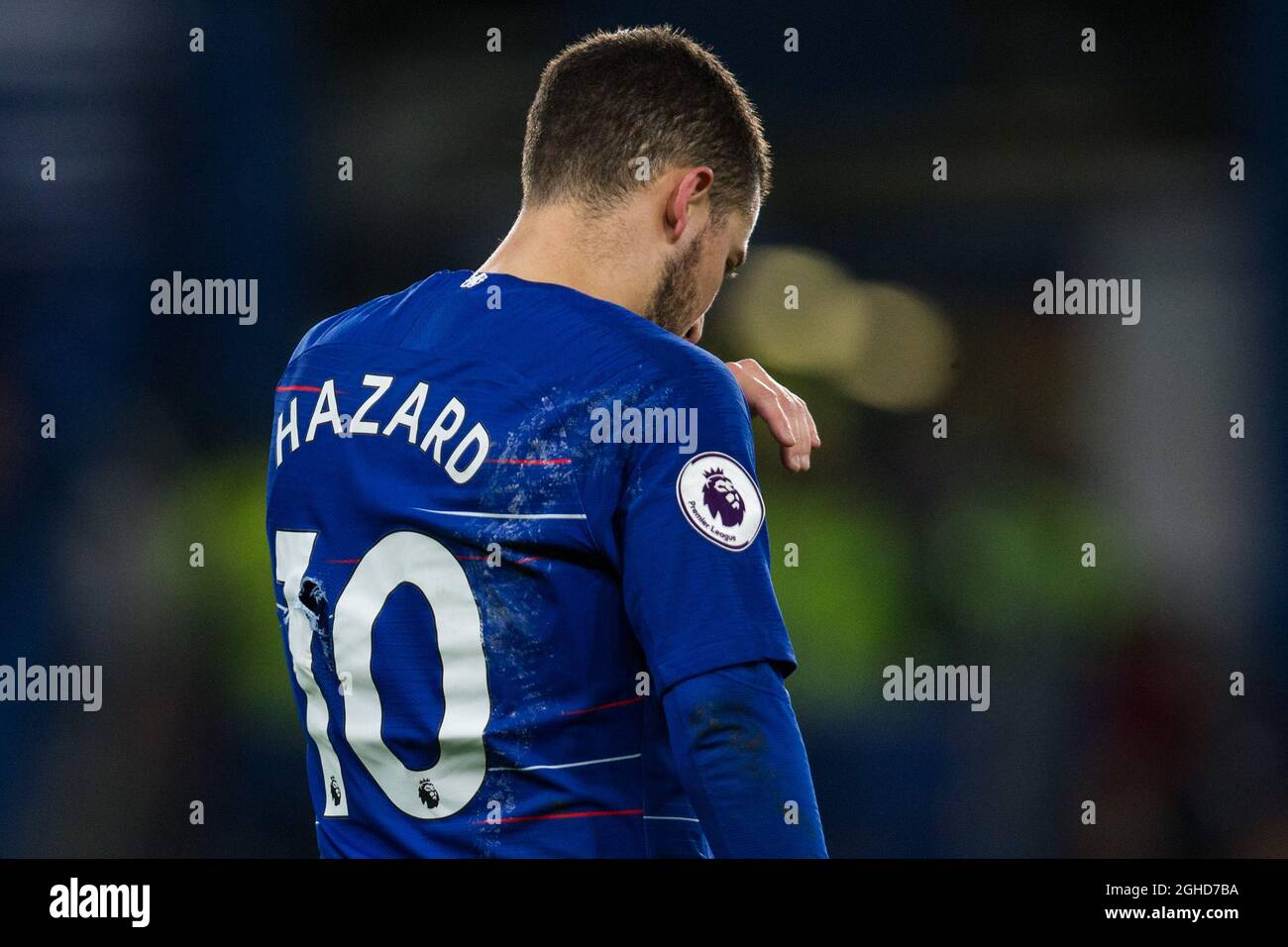 Un agujero se ve en la parte trasera de la camiseta de Eden Hazard of  Chelsea durante el partido de la Premier League en el Stamford Bridge  Stadium, Londres. Fecha de la