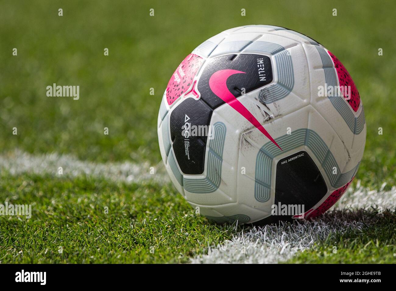 Pelota Nike Premier League Fotos e Imágenes de stock - Alamy