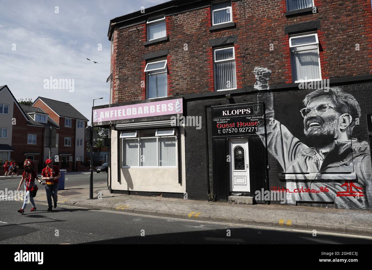 Los seguidores pasean por un mural del gerente de Liverpool Jurgen Klopp antes del partido de la Premier League contra el Arsenal en Anfield, Liverpool. Fecha de la foto: 24th de agosto de 2019. El crédito de la foto debe ser: Darren Staples/Sportimage via PA Images Foto de stock