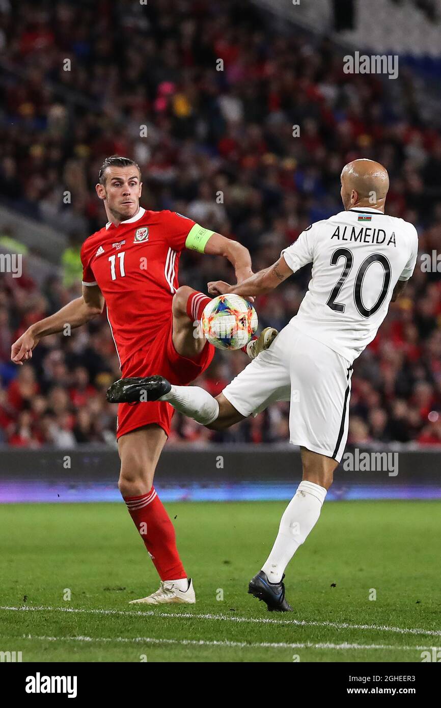 Gareth Bale of Wales captura a Richard Almeida de Azerbaiyán en la parte  alta de la pierna con sus tacos durante el partido de los Calificadores  Europeos en el Cardiff City Stadium,
