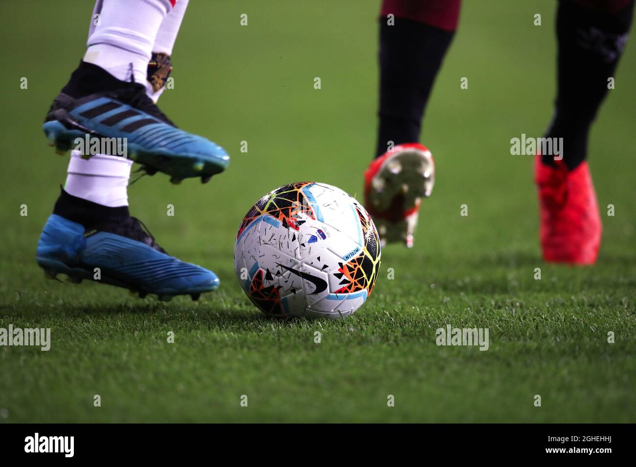 Dos jugadores no identificados que llevan botas Adidas desafían al balón de  fútbol oficial Nike Merlin durante el partido de la Serie A en el Estadio  Grande Torino, Turín. Fecha de la