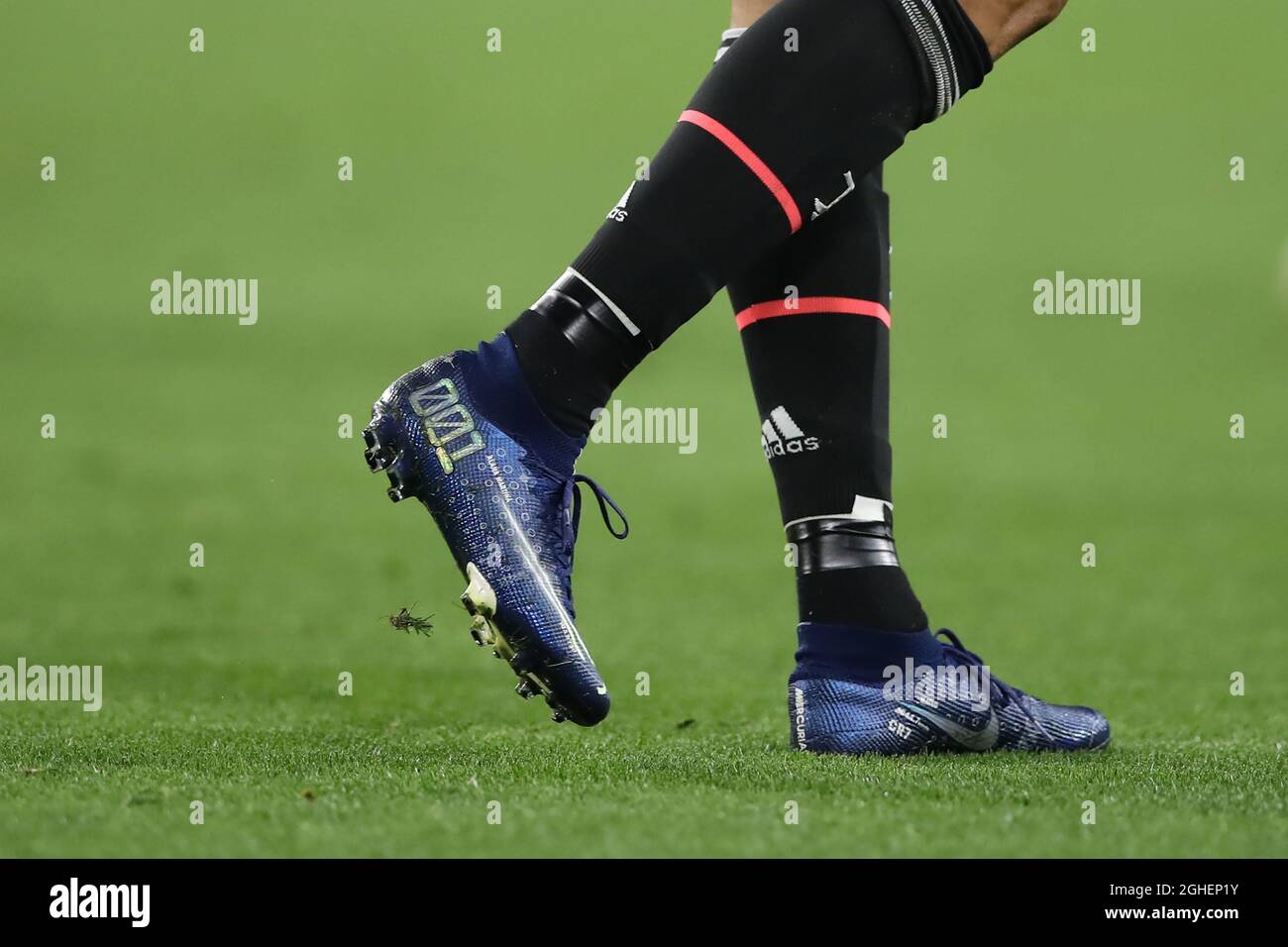 Cristiano Ronaldo de Juventus modela una nueva versión de botas de fútbol Mercurial durante el partido de la UEFA Champions League en el Stadium de Turín. Fecha la