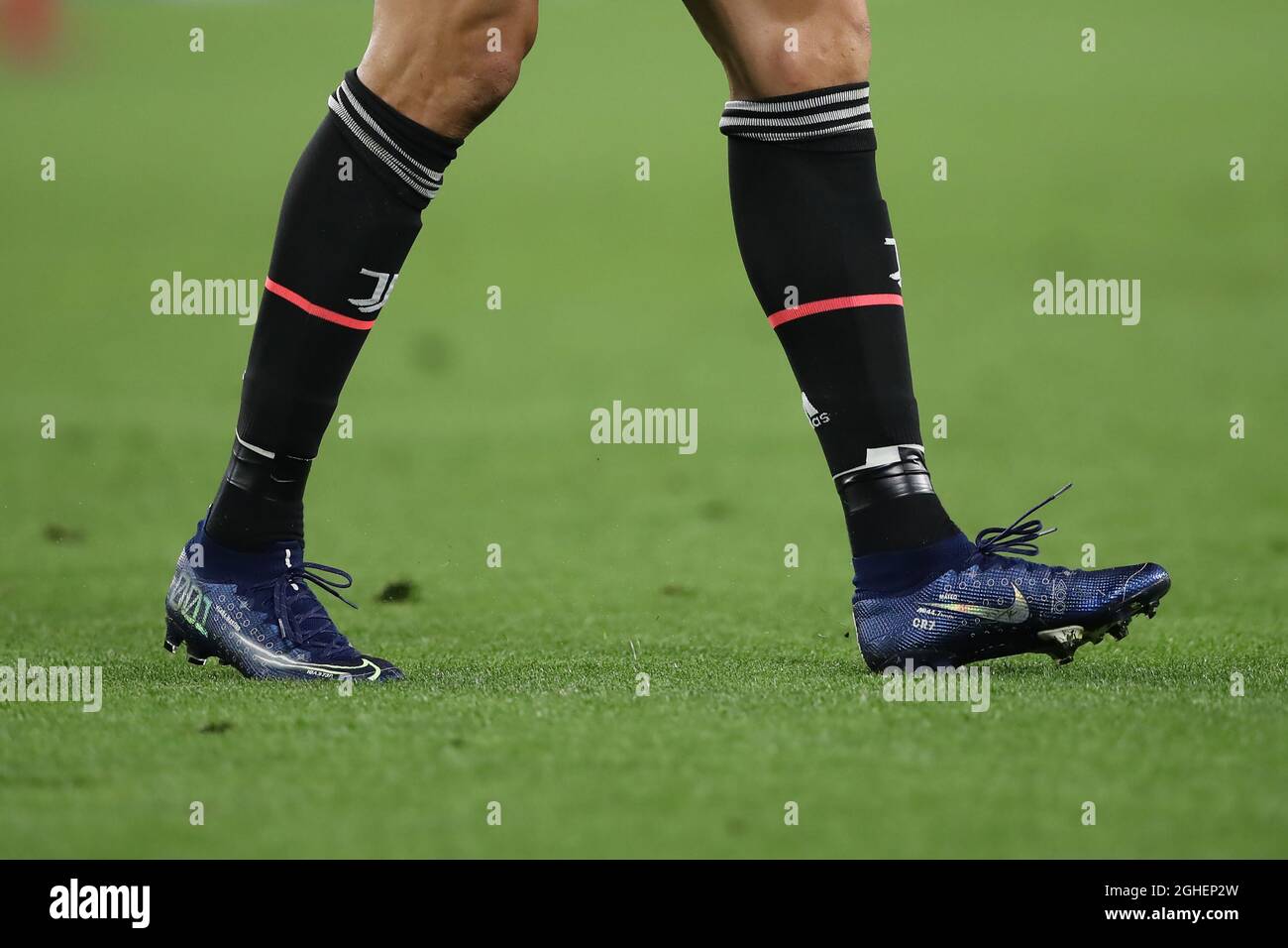 Cristiano Ronaldo de Juventus modela una nueva versión de botas de fútbol Mercurial durante el partido de la UEFA Champions League en el Stadium de Turín. Fecha la