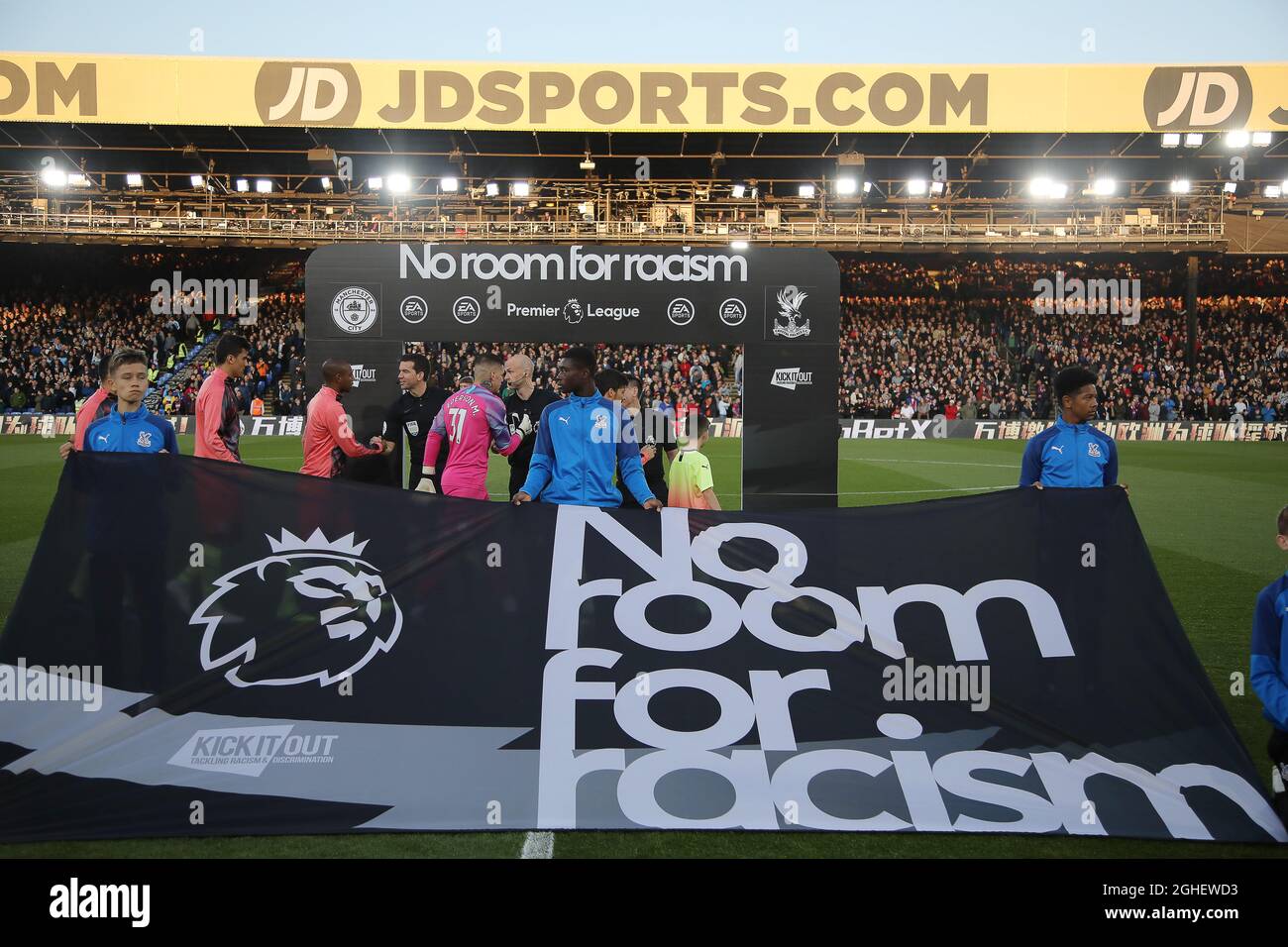 Un banner 'No to Racism' durante el partido de la Premier League en Selhurst Park, Londres. Fecha de la foto: 19th de octubre de 2019. El crédito de la foto debe decir: Paul Terry/Sportimage via PA Images Foto de stock