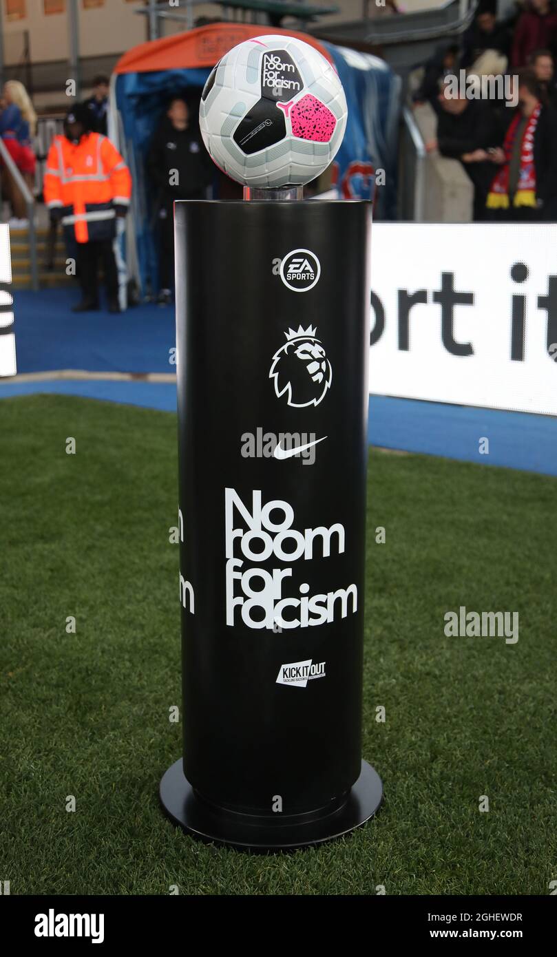 Un balón que muestra 'No al racismo' durante el partido de la Premier League en Selhurst Park, Londres. Fecha de la foto: 19th de octubre de 2019. El crédito de la foto debe decir: Paul Terry/Sportimage via PA Images Foto de stock