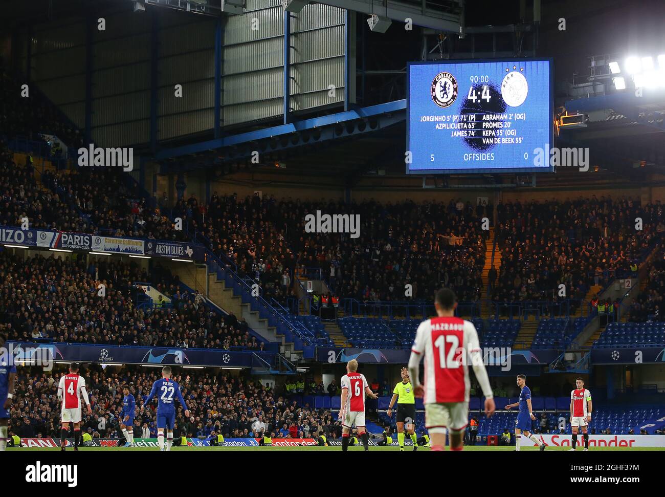 El marcador muestra que el marcador será de 4-4 durante el partido de la  UEFA Champions League en Stamford Bridge, Londres. Fecha de la foto: 5th de  noviembre de 2019. El crédito