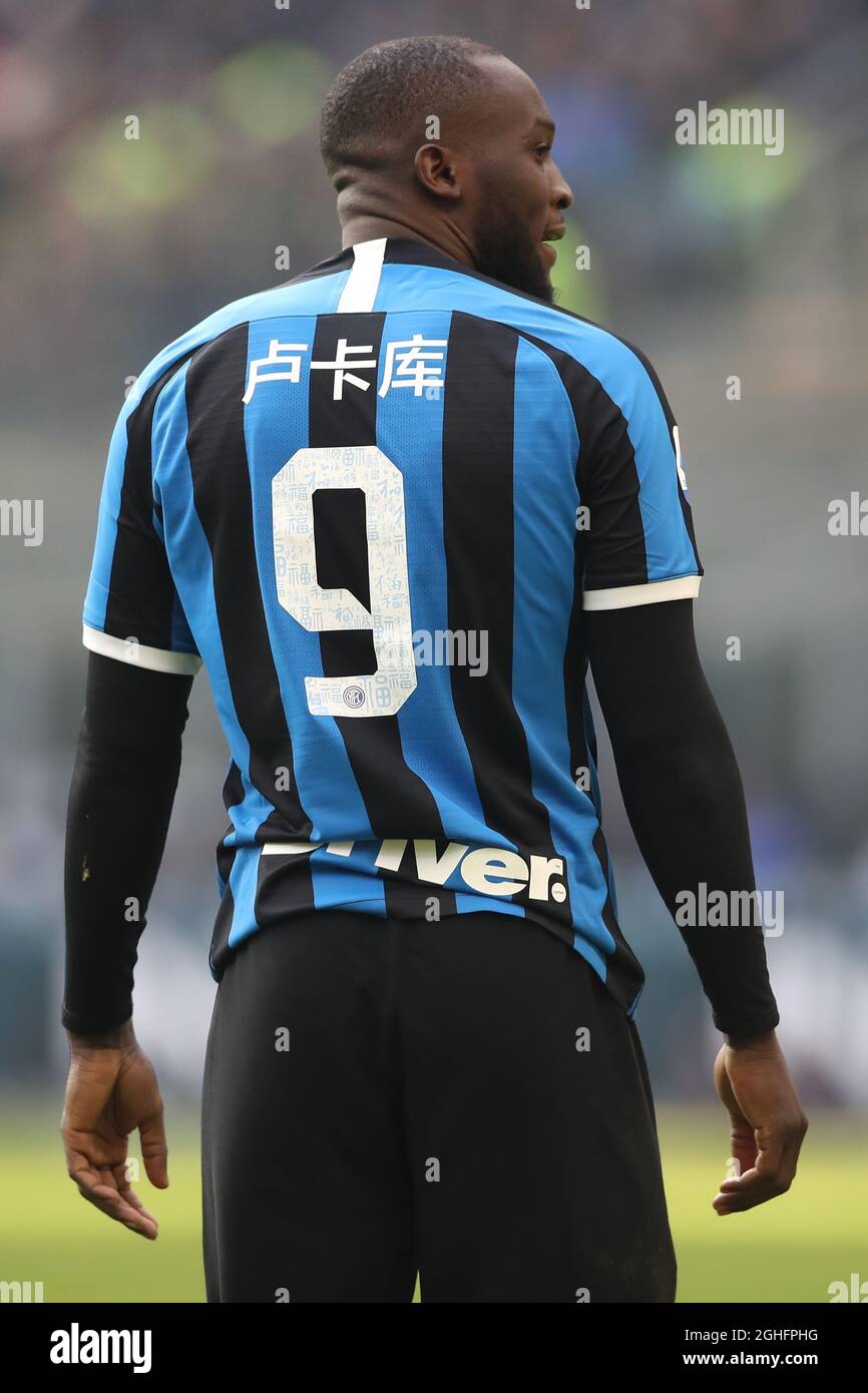 Romelu Lukaku de Inter con su nombre en chino en el reverso de su camisa  para el Año Nuevo Chino para honrar al dueño del club durante la Serie A en  Giuseppe