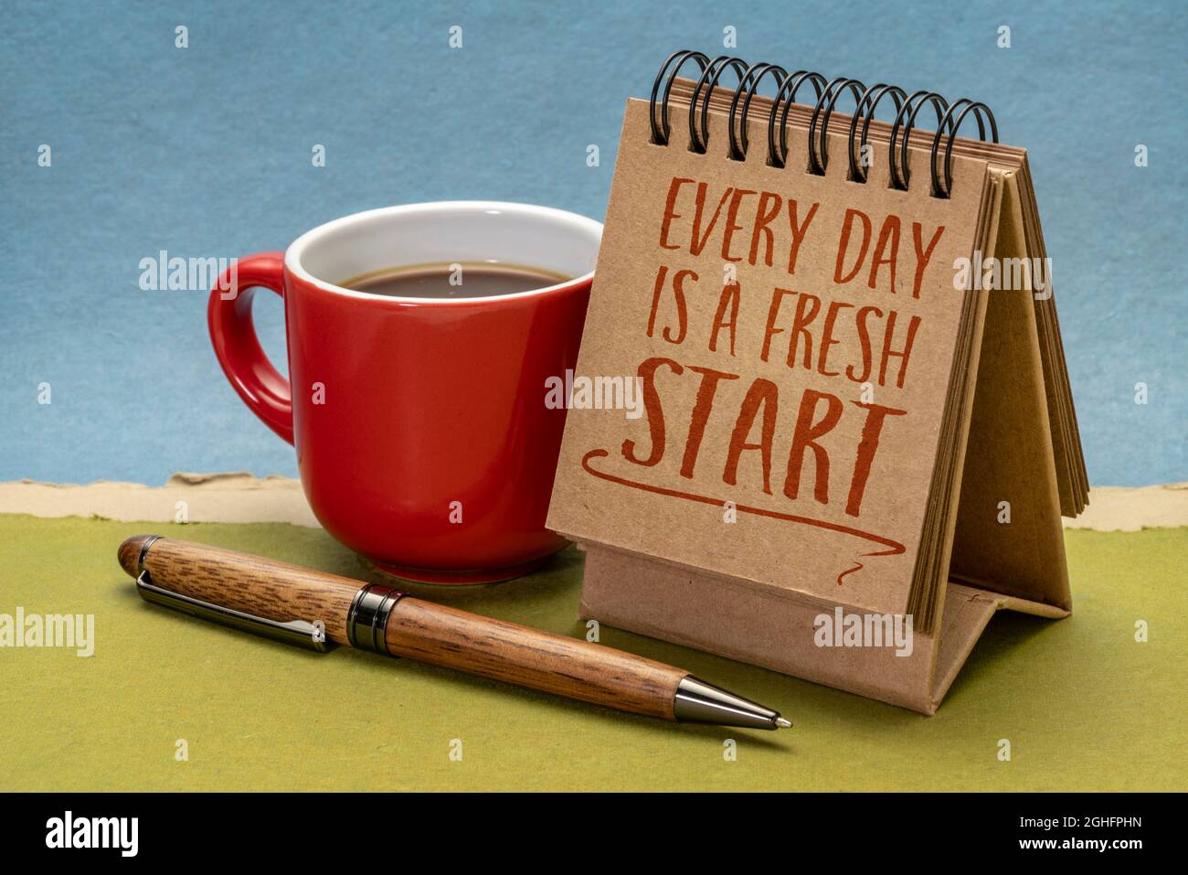 cada día es una nota inspiradora de comienzo fresco - escritura en un calendario de escritorio con café, estilo de vida, optimismo, positividad y desarrollo personal Foto de stock