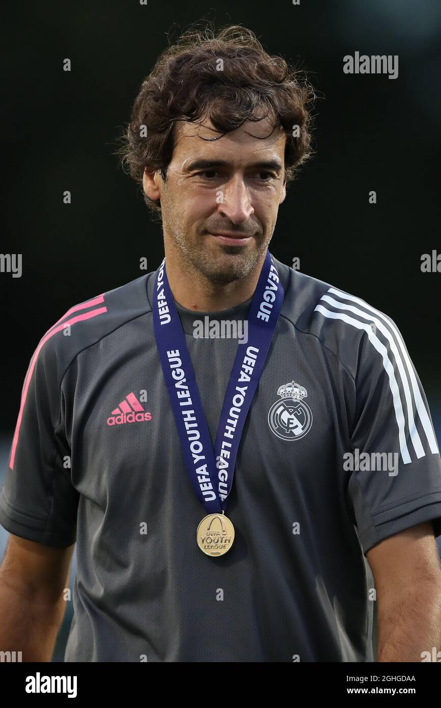 Raúl González Blanco Entrenador jefe del Real Madrid fotografiado con la medalla de sus ganadores después del partido de la Liga Juvenil de la UEFA en el Centro de Colovray, Nyon.
