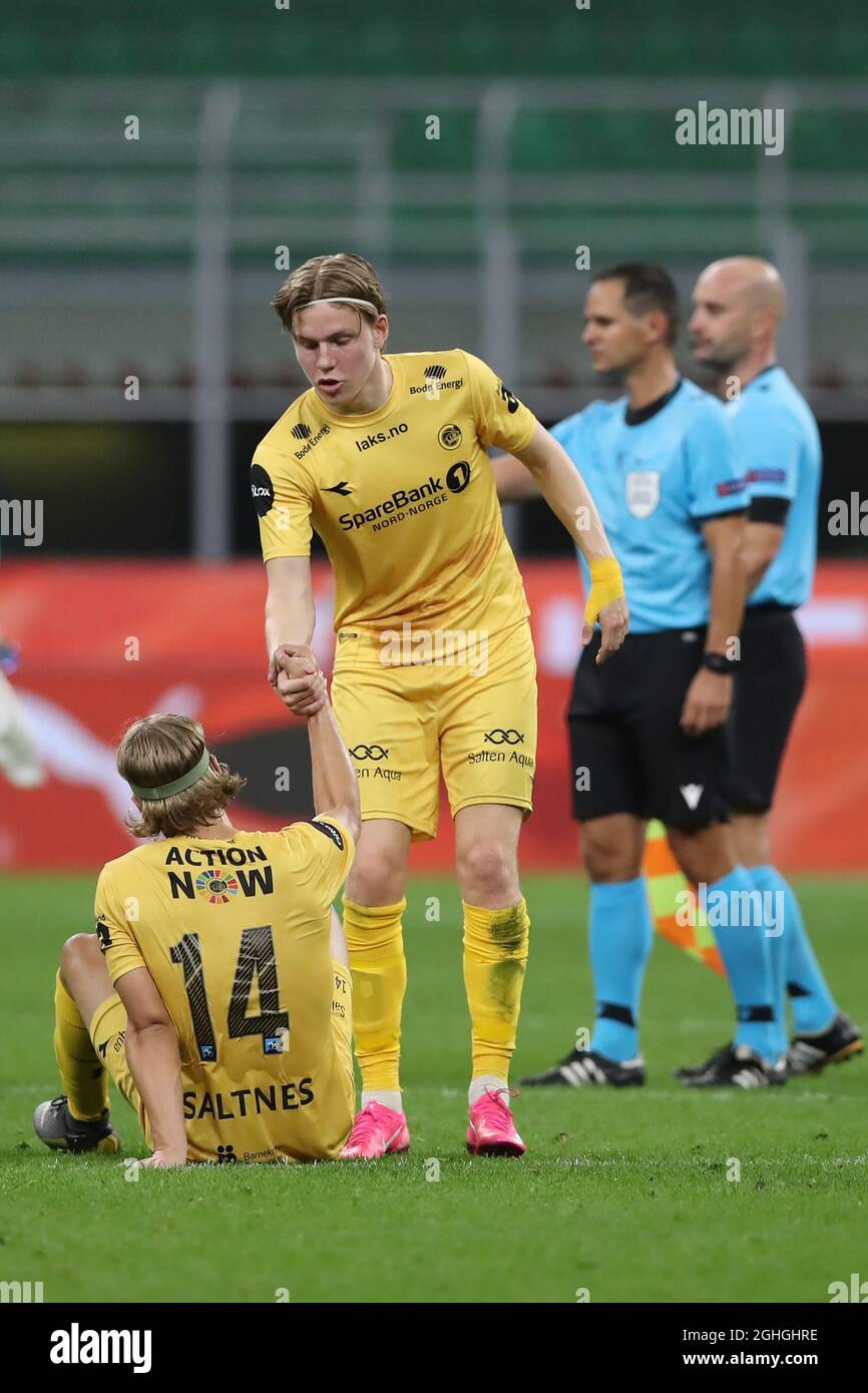 Jens Petter Hauge de FK Bodo/Glimt ayuda al compañero de equipo Ulrik  Saltnes a sus pies después del último silbato de durante el partido de la  Liga Europea de la UEFA en
