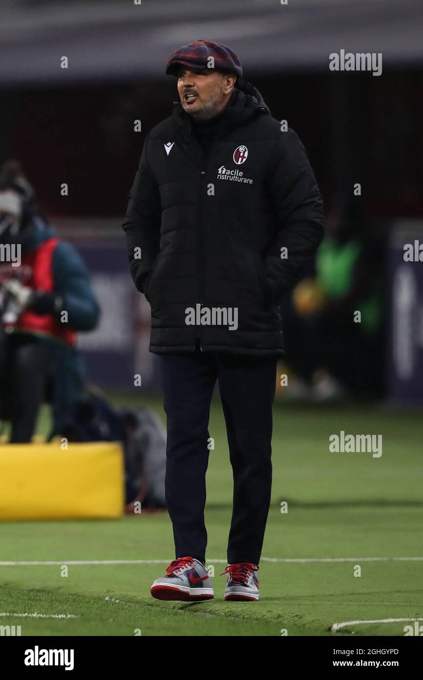 Sinisa Mihajlovic Entrenador jefe de Bolonia FC reacciona durante el