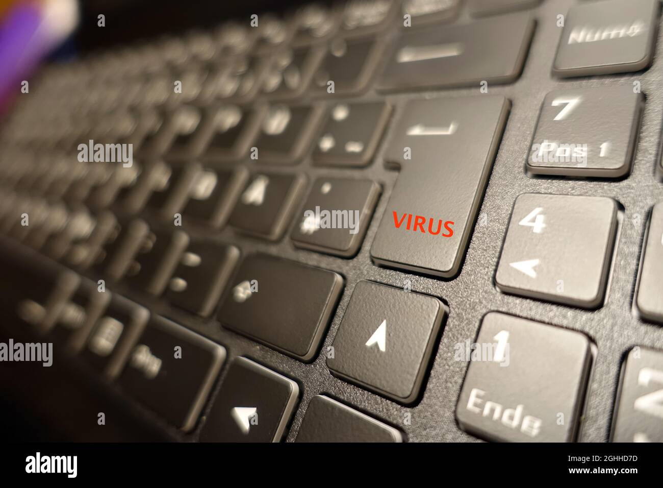 imagen de símbolo: teclado del ordenador con tecla de virus Foto de stock
