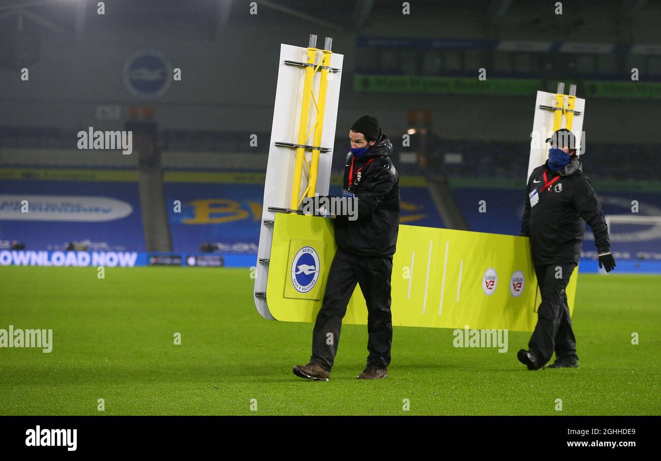 El personal elimina la marca de Premier League mientras lleva máscaras  faciales delante del partido de Premier League en el estadio AMEX, Brighton  y Hove. Fecha de la foto: 31st de enero