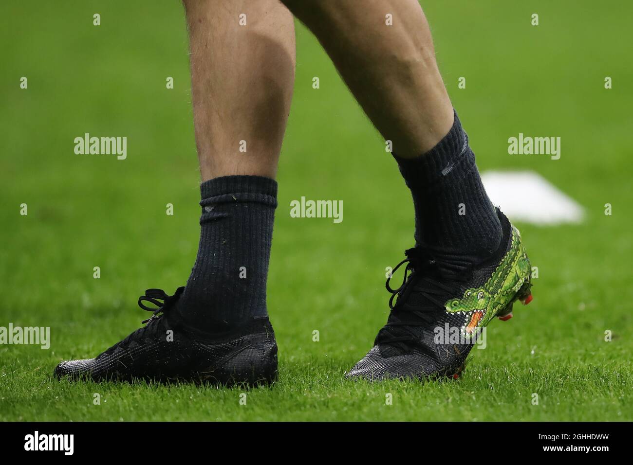 Un cocodrilo está pintado en las botas de fútbol Marcelo Brozovic de  Internazionale visto durante el calentamiento previo al partido Coppa  Italia en Giuseppe Meazza, Milán. Fecha de la foto: 2nd de