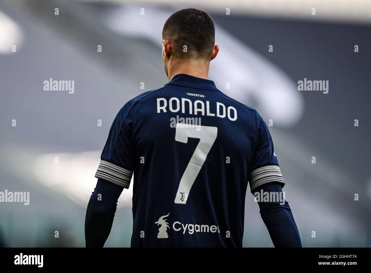 Frases especiales contra el racismo se incorporan en el número de la  camiseta de Cristiano Ronaldo de la Juventus durante el partido de la Serie  A en el estadio Allianz de Turín.