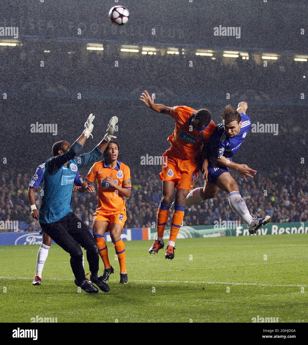 Branislav Ivanovic, del Chelsea, se dispara en un primer momento durante el partido D del grupo de la UEFA Champions League entre Chelsea contra FC Porto en Stamford Bridge. Foto de stock
