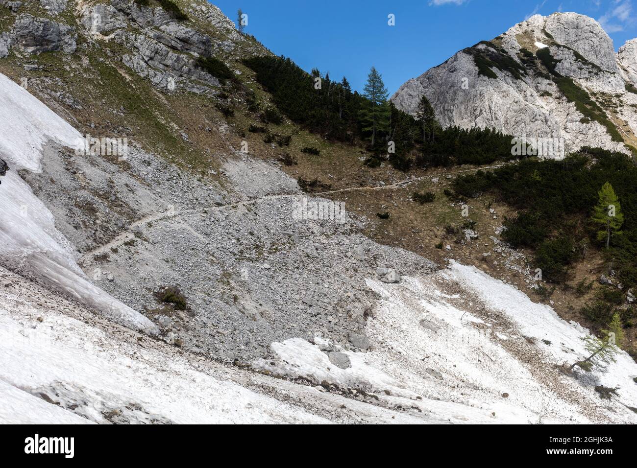 en lo alto de las montañas hermosa ruta de senderismo. Fotografías de alta calidad Foto de stock