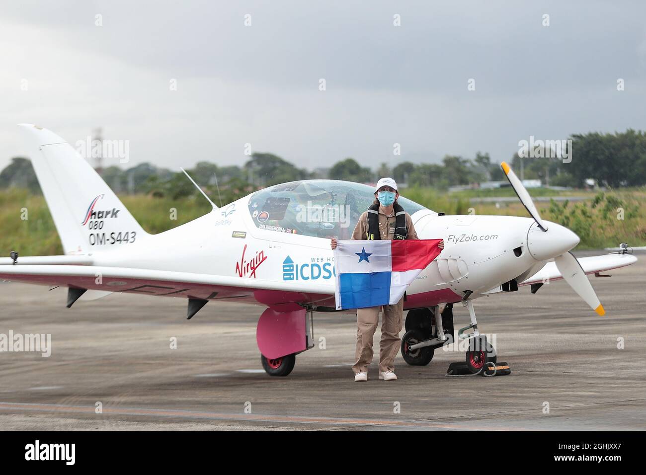 El piloto belga-británico Zara Rutherford, de 19 años, posará para hacer  una foto con la bandera de Panamá después de llegar al Aeropuerto  Internacional de Tocumen como parte de una oferta de
