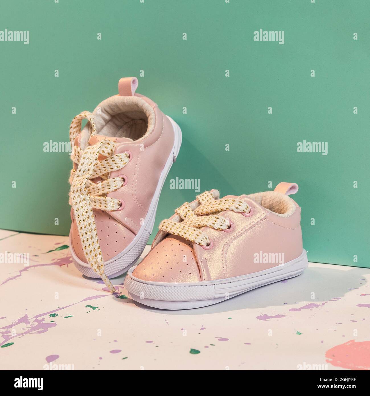 Moda para niños de - para niñas; Calzado para bebés Fotografía stock - Alamy