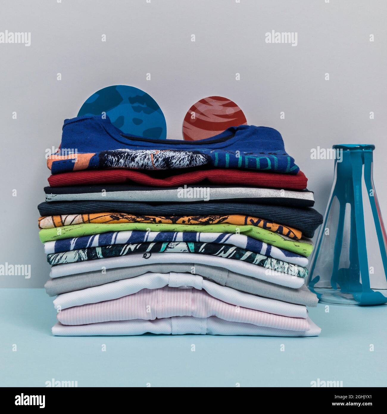 Moda; diferentes estilos de camisas y camisetas dobladas para hombre  Fotografía de stock - Alamy