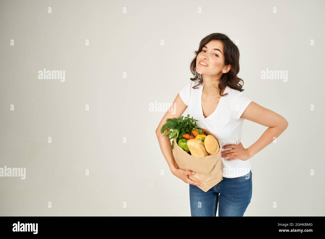una mujer bonita con un paquete de camisetas blancas con servicio