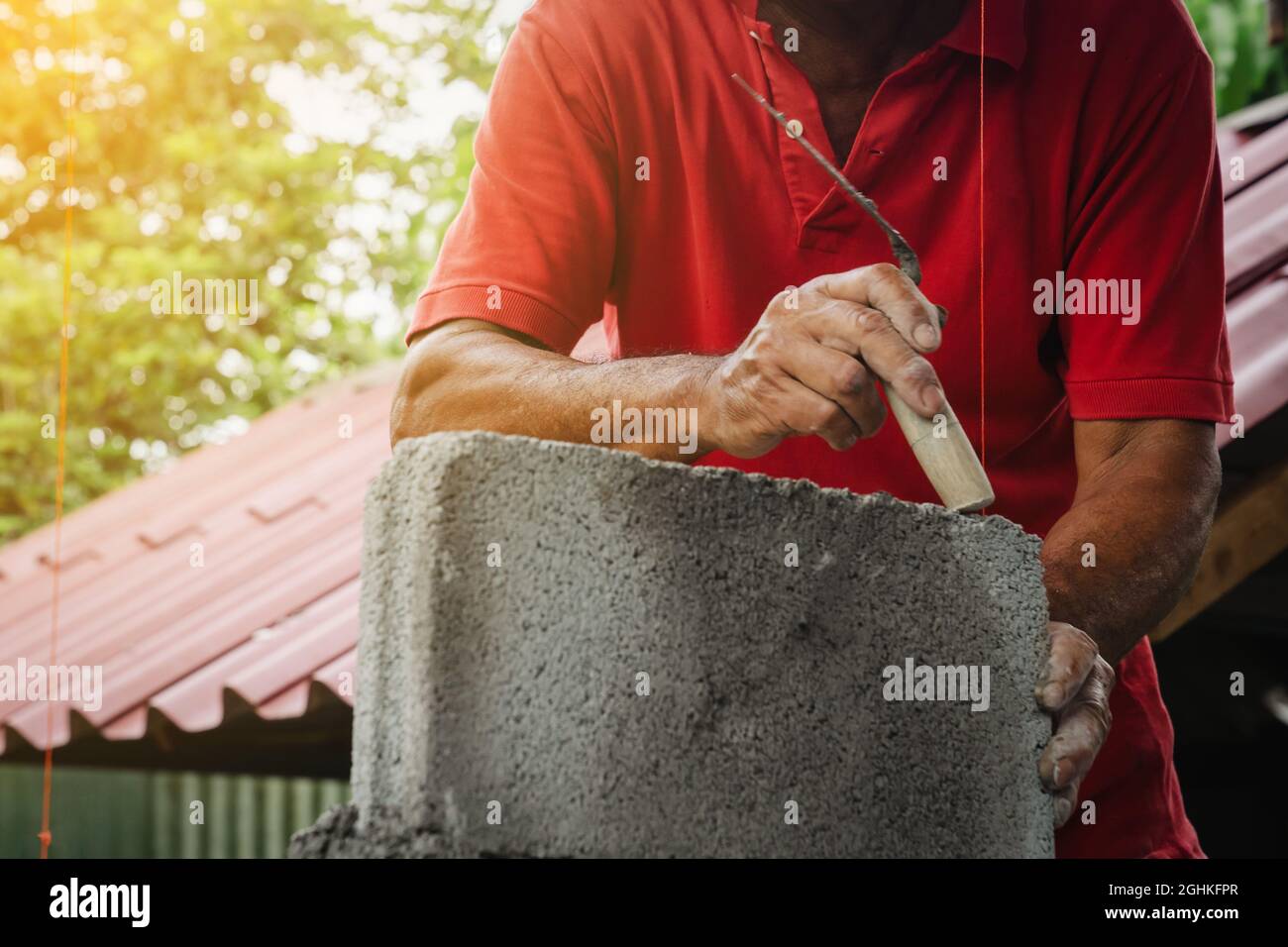bricklayer hombre trabajando para la construcción en casa Foto de stock