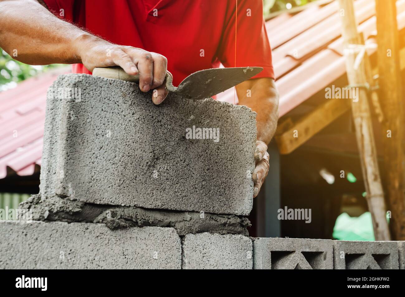 bricklayer hombre trabajando para la construcción en casa Foto de stock