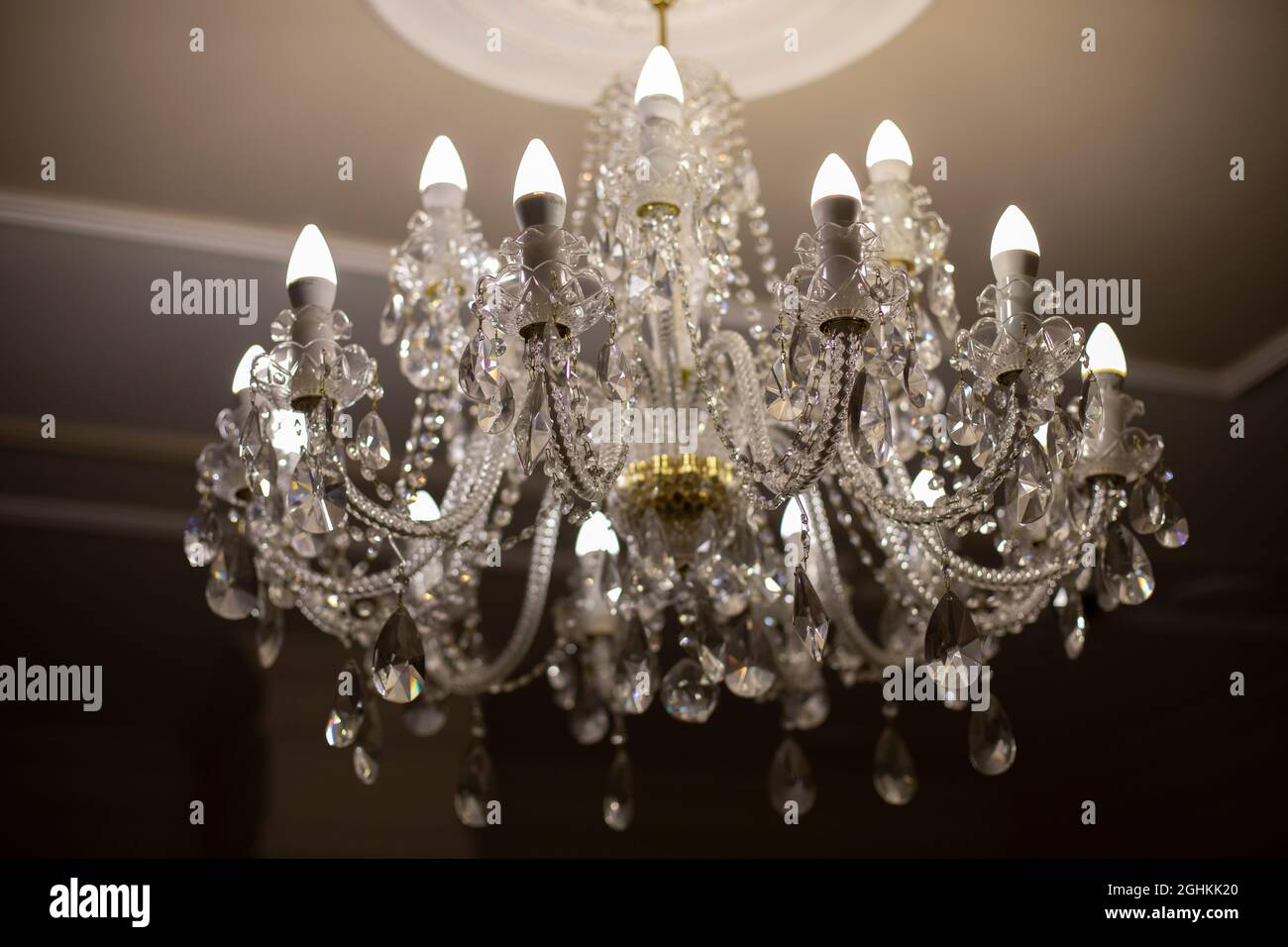 Araña de cristal. Fuente de luz de techo. Las lámparas brillan a través de  una araña vintage Fotografía de stock - Alamy
