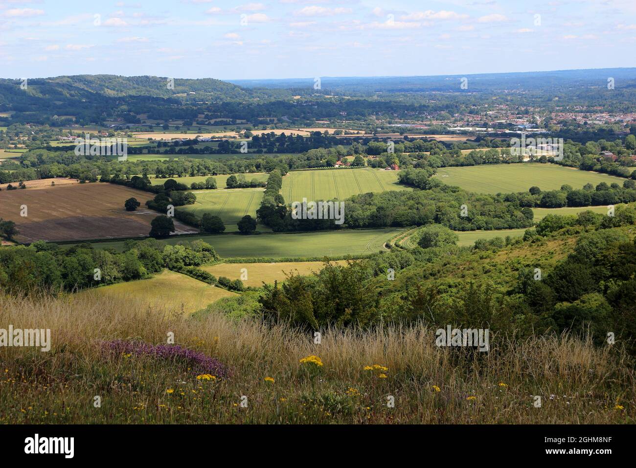 Una vista al norte hacia Petersfield en Hampshire desde Butser Hill en South Downs, Inglaterra Foto de stock