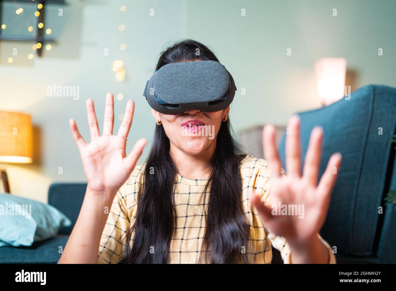 Alegre emocionada Chica joven en experimentar 360 grados VR o gafas de realidad virtual o auriculares en casa - concepto de uso de la tecnología moderna y. Foto de stock