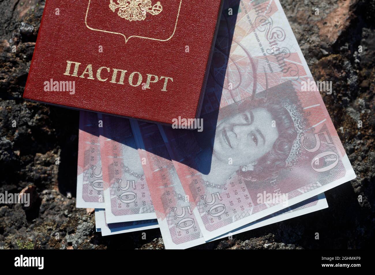 Pasaporte ruso con dinero en libras esterlinas británicas. Fotografías de alta calidad Foto de stock
