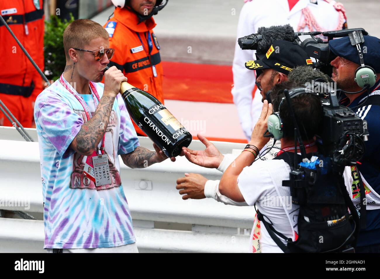 Ganador de la carrera Lewis Hamilton (GBR) Mercedes AMG F1 con Justin Bieber (CDN) Cantante en el podio. 29.05.2015. Campeonato Mundial Formula 1, Rd 6, Gran Premio de Mónaco, Monte Carlo, Mónaco, Día de la carrera. El crédito de la foto debe ser: XPB/Imágenes de la Asociación de Prensa. Foto de stock