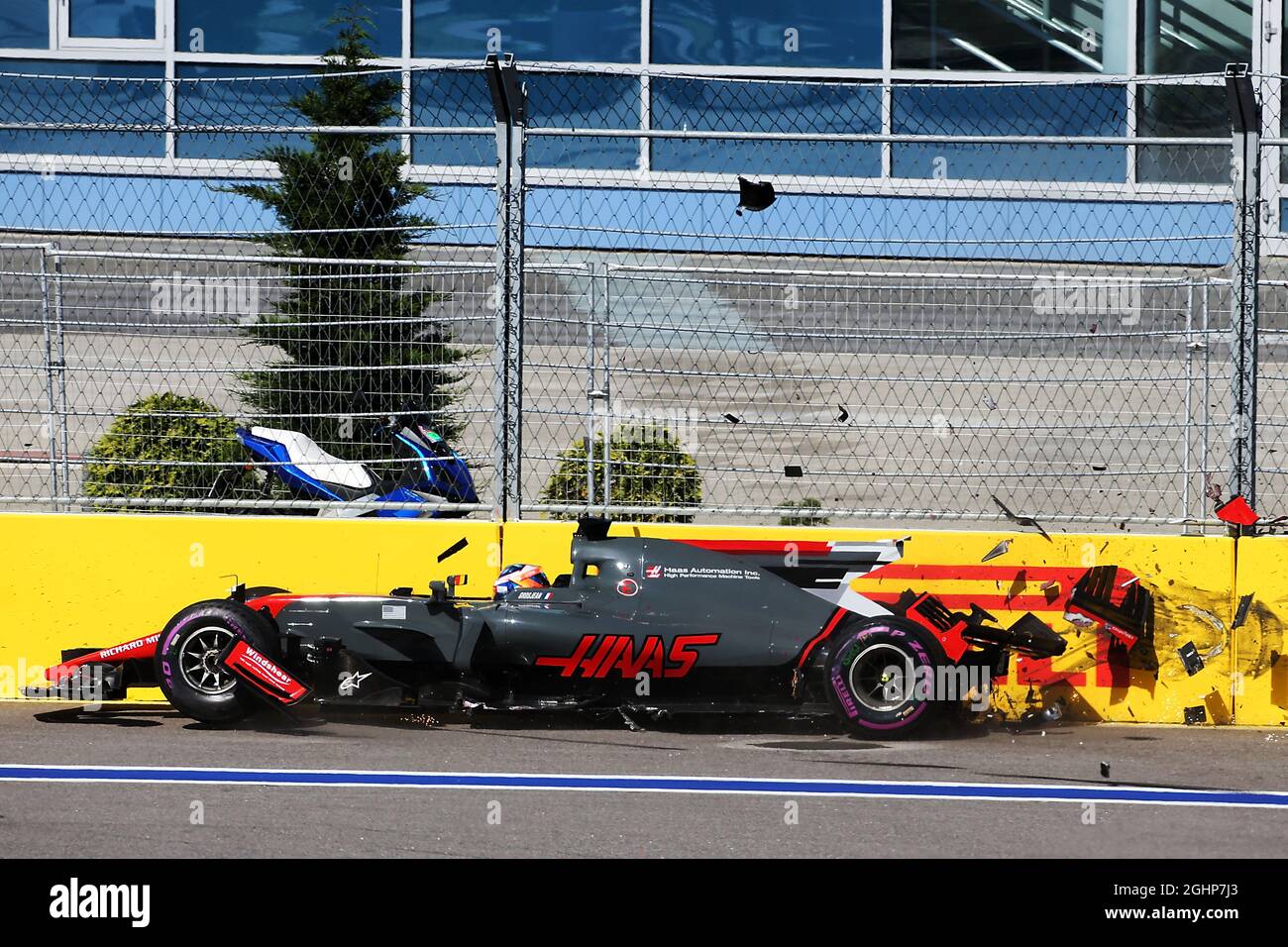 Romain Grosjean (FRA) Haas F1 El equipo VF-17 se bloquea al inicio de la  carrera. 30.04.2017. Campeonato Mundial de Fórmula 1, Rd 4, Gran Premio de  Rusia, Sochi Autodrom, Sochi, Rusia, día