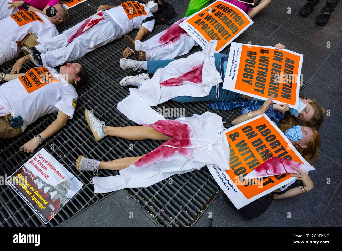 Los manifestantes contra Texas prohíben las leyes de aborto, que se reúnen y se manifiestan en Times Square el sábado por la tarde el 4 de septiembre de 2021 en la ciudad de Nueva York, NY Foto de stock
