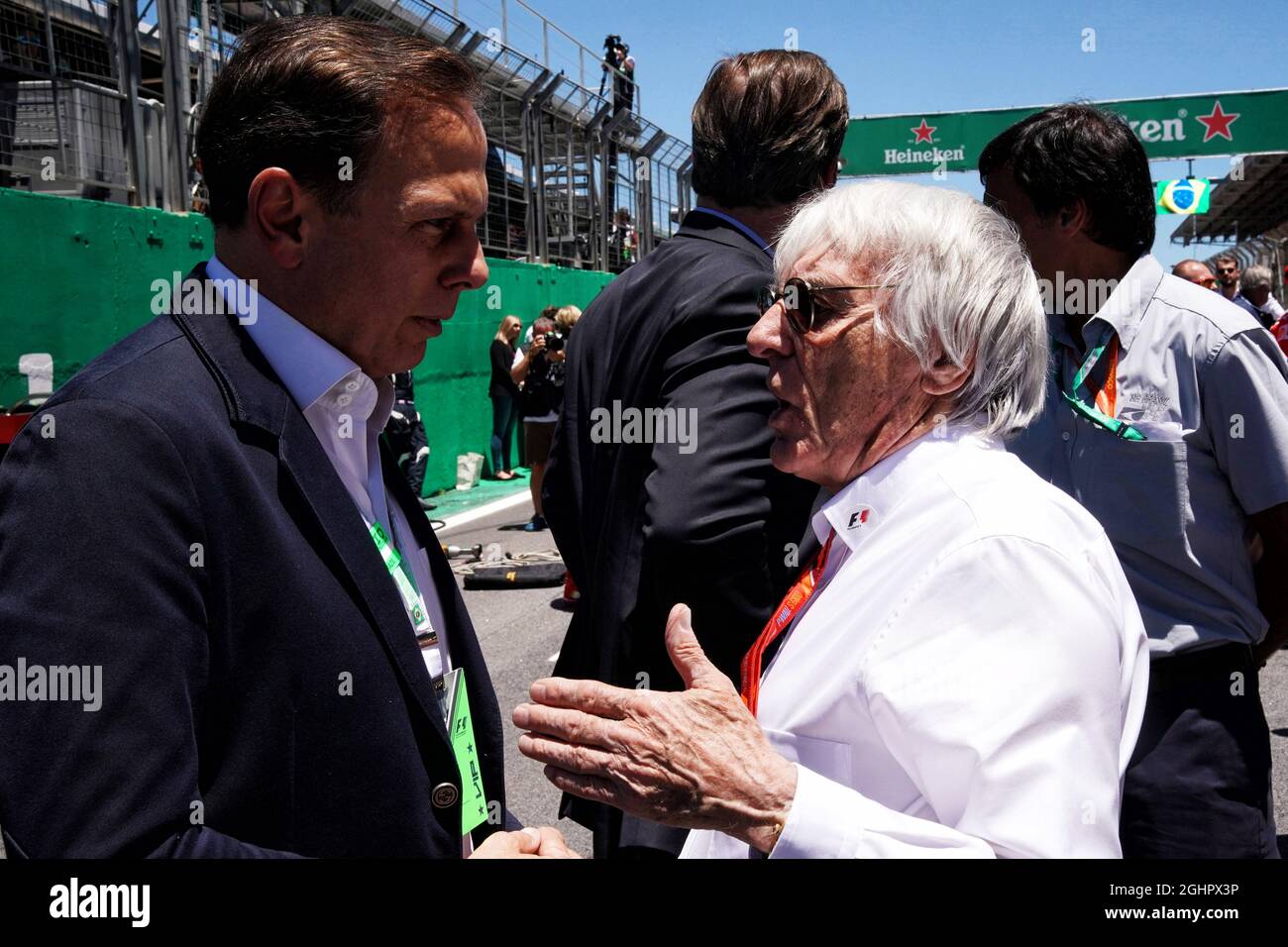 Bernie Ecclestone (GBR) (derecha) con Joao Doria (BRA) Alcalde de la Ciudad  de Sao Paulo en la red. 12.11.2017. Campeonato Mundial Formula 1, Rd 19,  Gran Premio de Brasil, Sao Paulo, Brasil,