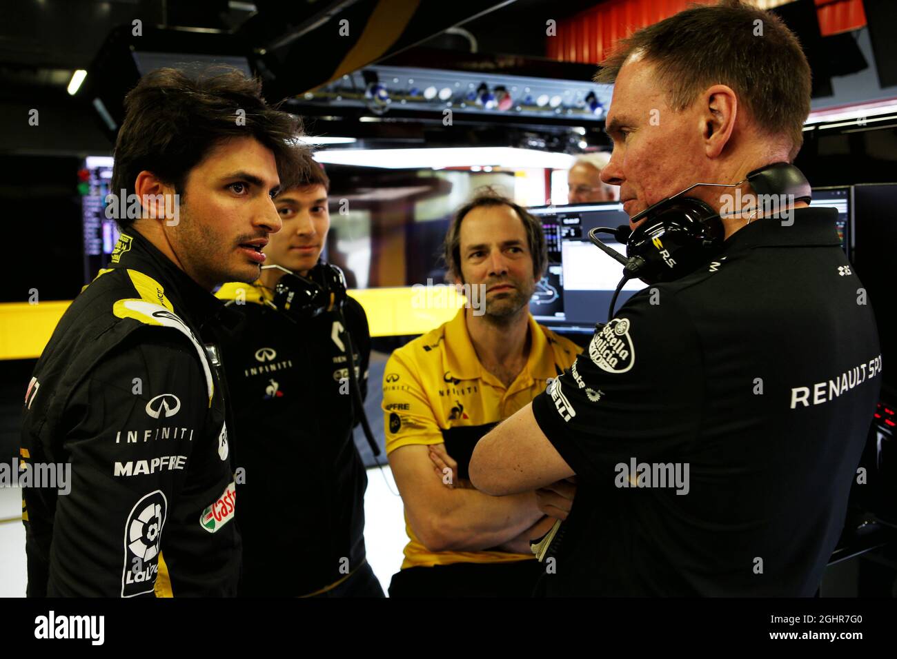 L a R): Carlos Sainz Jr (ESP) Renault Sport F1 Team con Jack Aitken (GBR) /  (KOR) Renault Sport F1 Team Test and Reserve Driver; Ciaron Pilbeam (GBR) Renault  Sport F1 Team