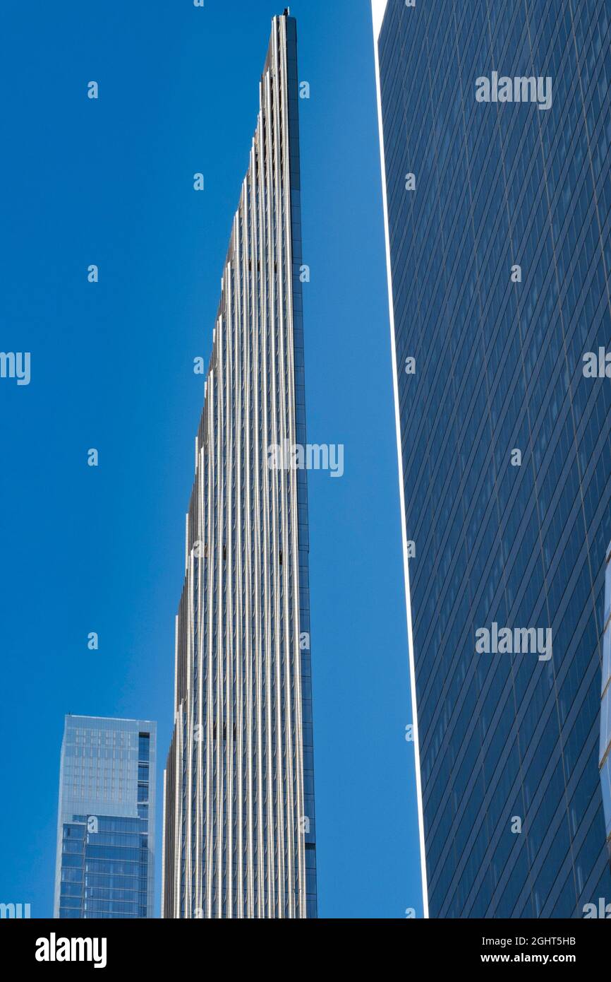 Steinway Tower vista desde la Quinta Avenida en 58th Street, NYC, USA Foto de stock