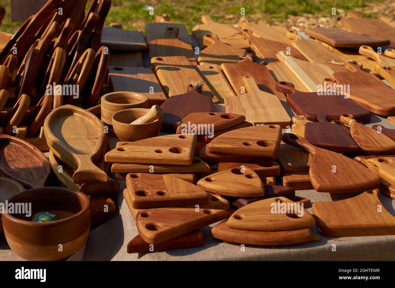 Un mostrador de vendedores ambulantes con platos de madera. Foto de stock