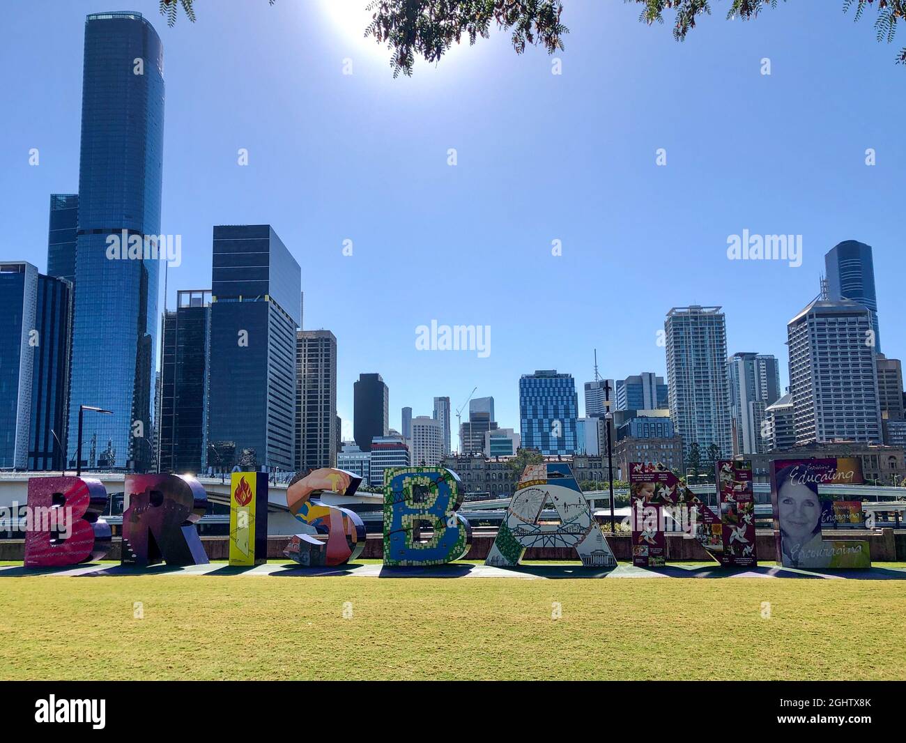 Señal de Brisbane y horizonte urbano, Southbank, Brisbane, Queensland, Australia Foto de stock