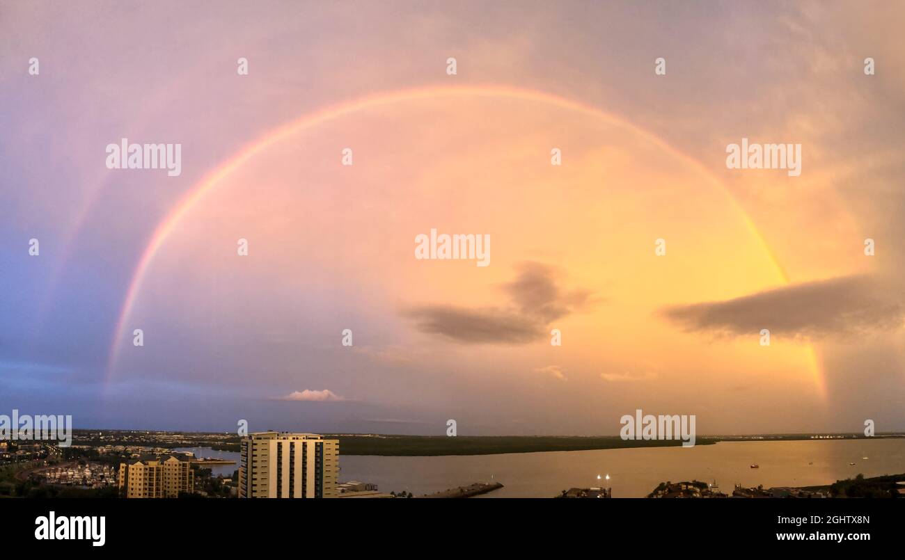 Arco iris doble sobre la ciudad, Puerto Darwin, Territorio del Norte, Australia Foto de stock