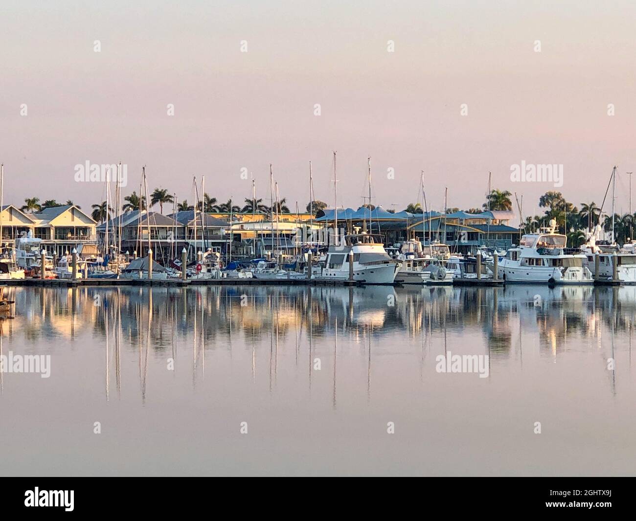 Puerto deportivo de Cullen Bay al amanecer, Darwin, Territorio del Norte, Australia Foto de stock