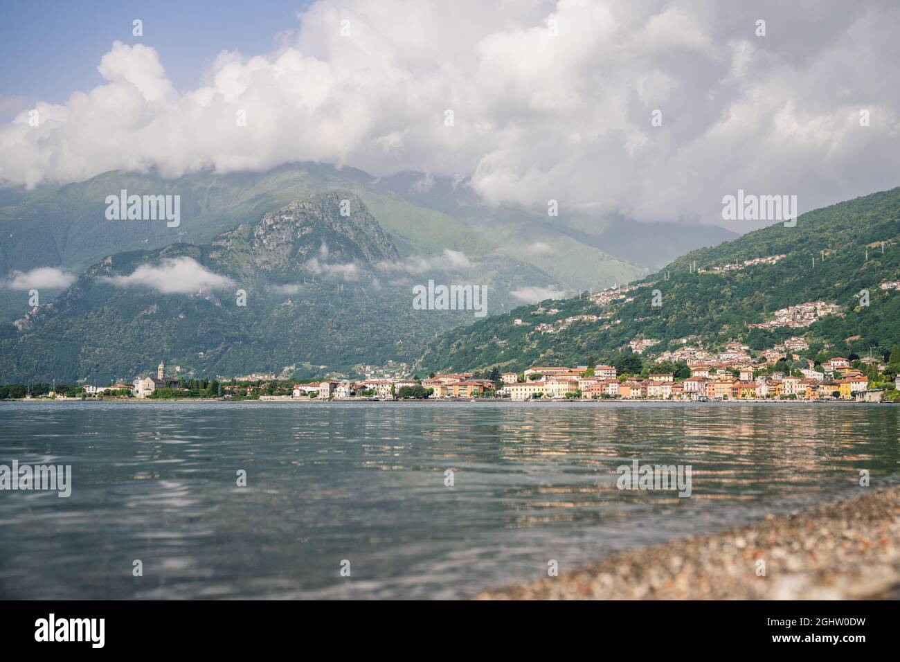 Gravedona a lo largo de la costa del lago Como, Lombardía, Italia Foto de stock