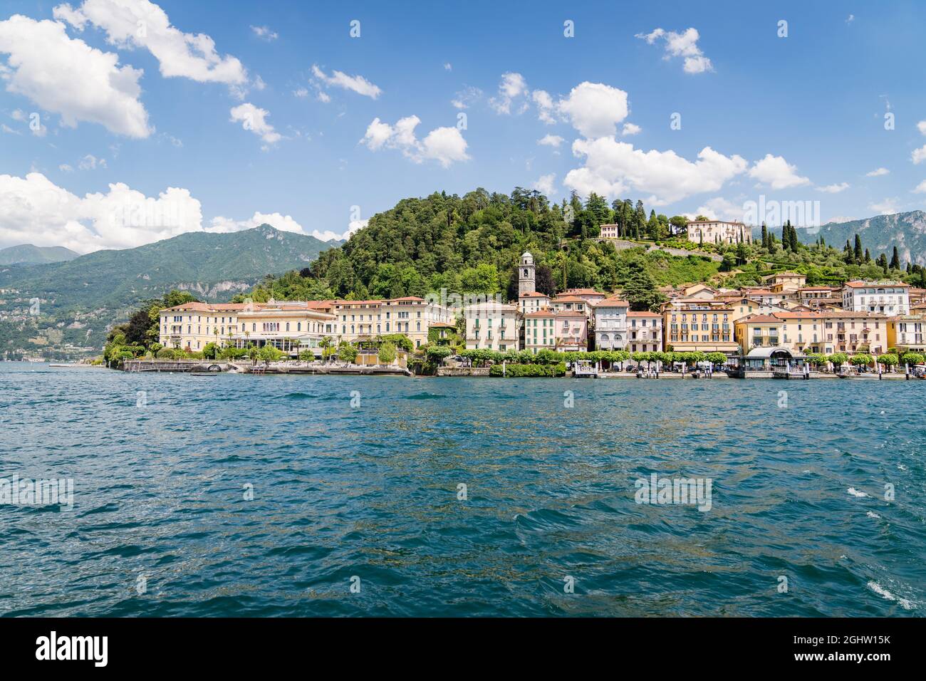 Vista del pueblo de Bellagio desde el lago Como, Lombardía, Italia Foto de stock