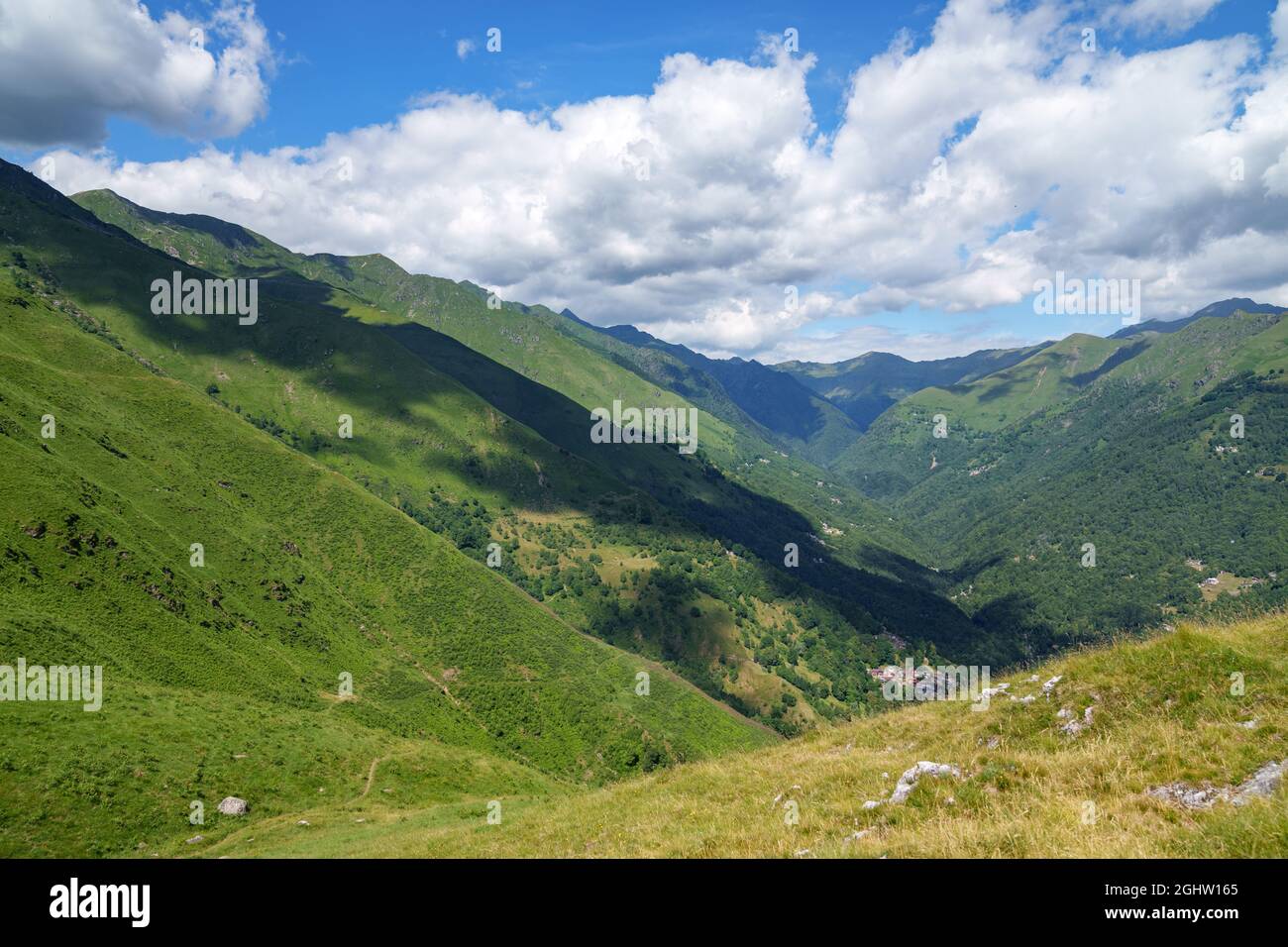 Paisaje montañoso sobre el lago Como, Lombardía, Italia Foto de stock