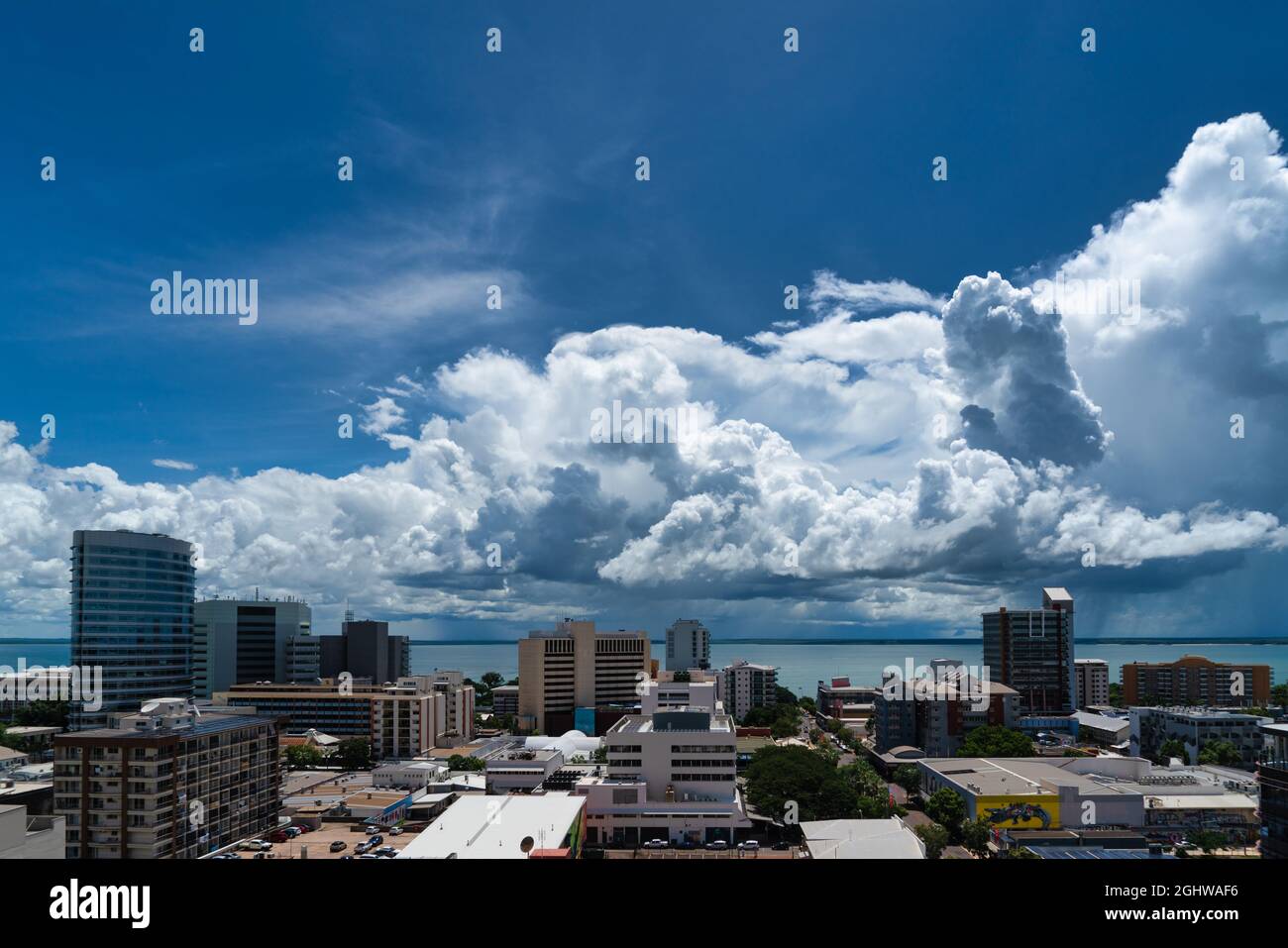 Nubes de tormenta sobre el horizonte de la ciudad, Darwin, Territorio del Norte, Australia Foto de stock