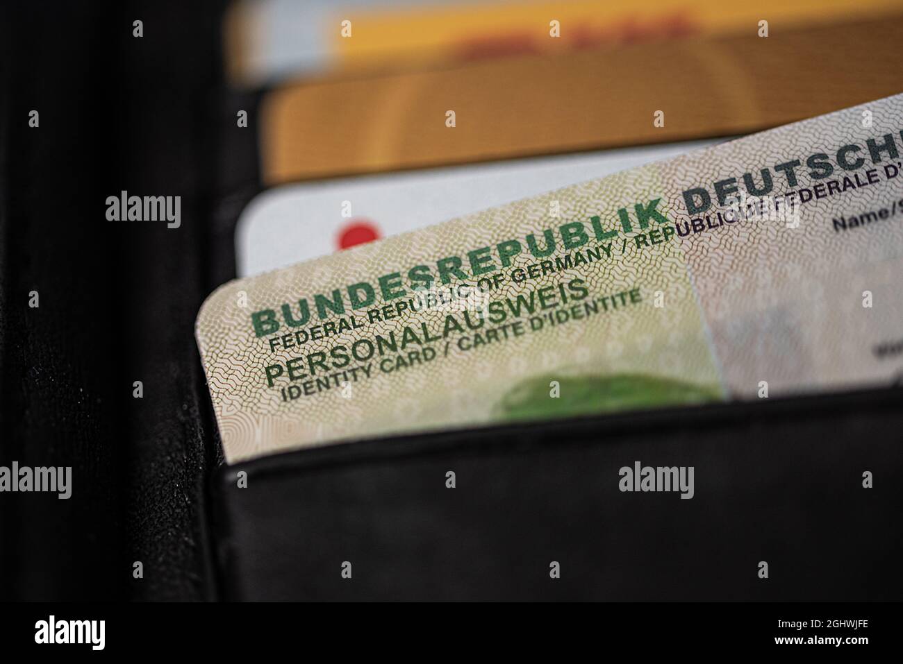 Primer plano extremo de la tarjeta de identificación alemana en cartera de cuero negro Foto de stock