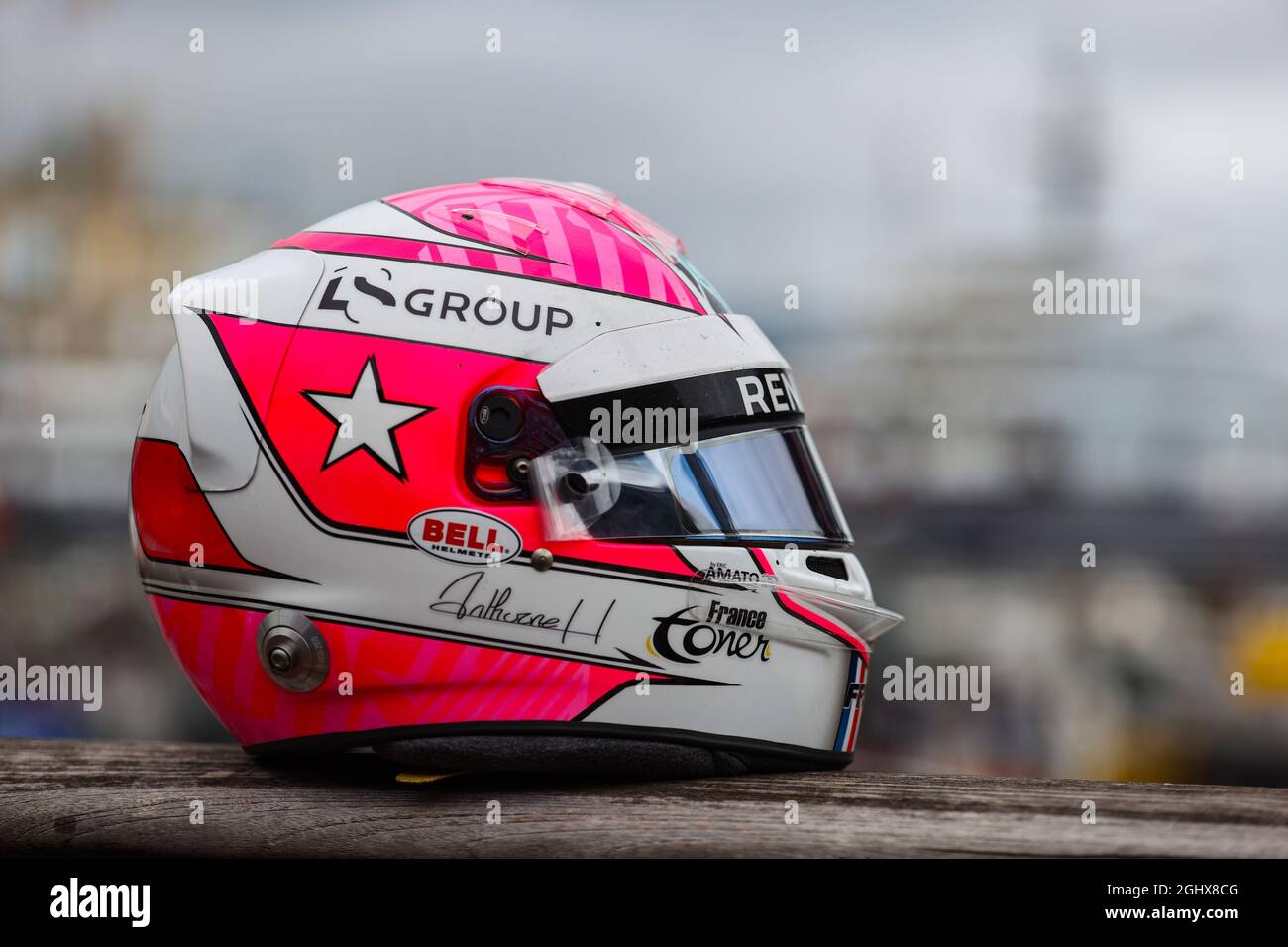 El casco de Anthoine Hubert con el equipo Alpine F1. 22.05.2021. Campeonato  Mundial Formula 1, Rd 5, Gran Premio de Mónaco, Monte Carlo, Mónaco, Día de  calificación. El crédito de la foto