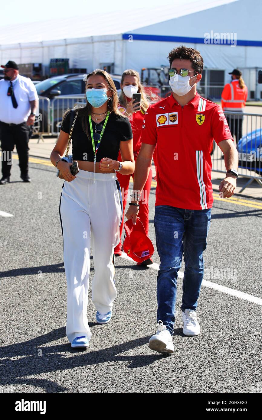 Charles Leclerc (MON) Ferrari con su novia Charlotte Sine (MON).  17.07.2021. Campeonato Mundial Formula 1, Rd 10, Gran Premio Británico,  Silverstone, Inglaterra, Día de calificación. El crédito de la foto debe  ser: